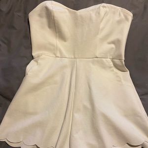 White strapless romper with pockets